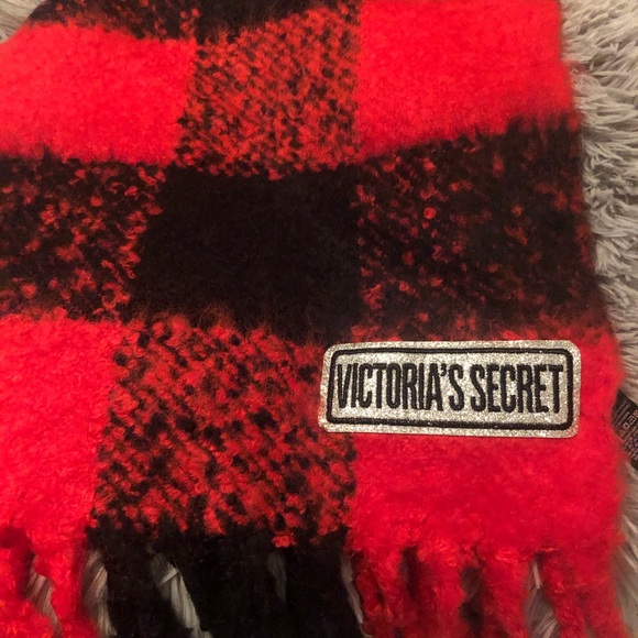 NWOT Victoria Secret blanket scarf - Picture 2 of 2